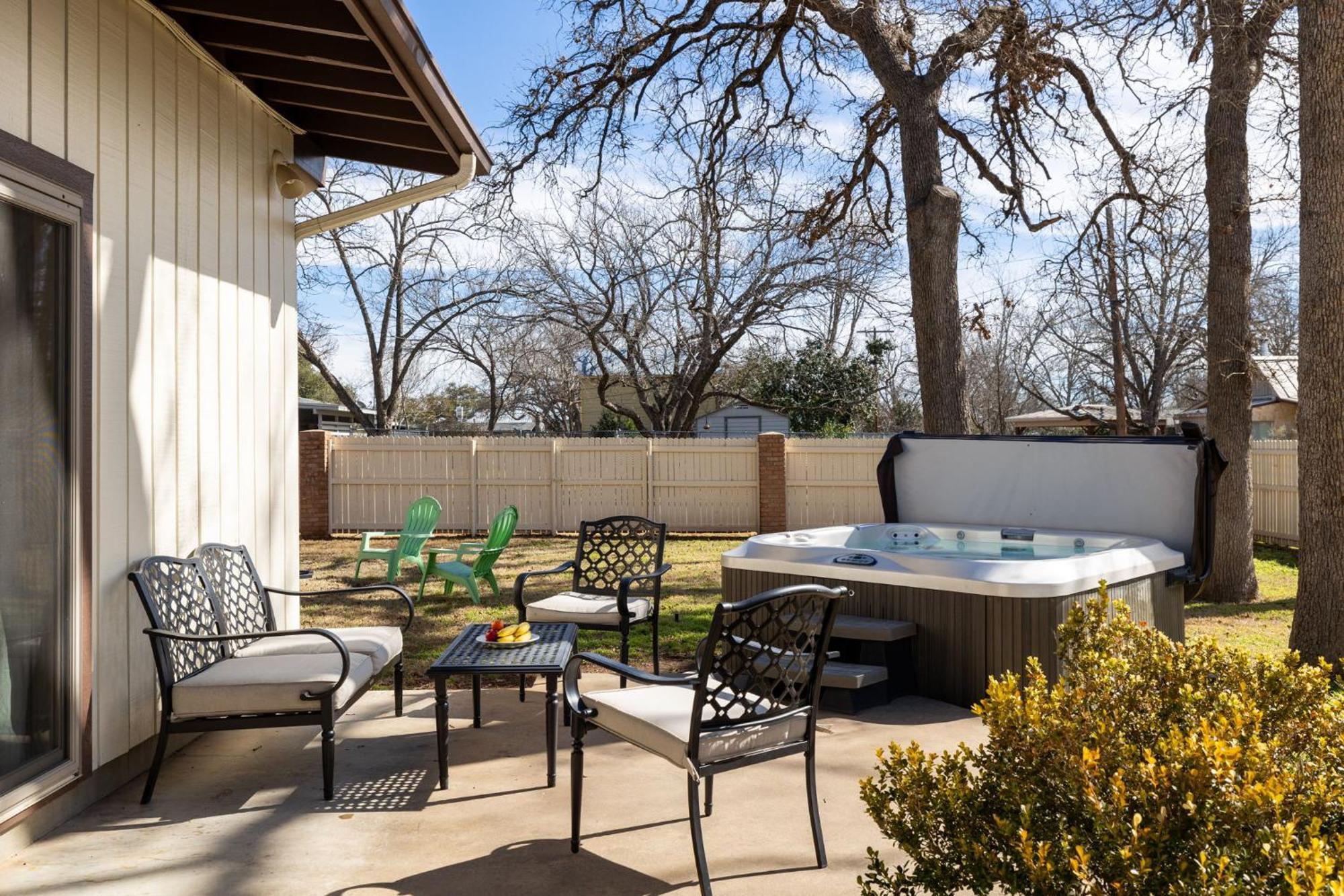 Das Treff Platz- The Gathering Place - Hot Tub! Villa Fredericksburg Exterior photo