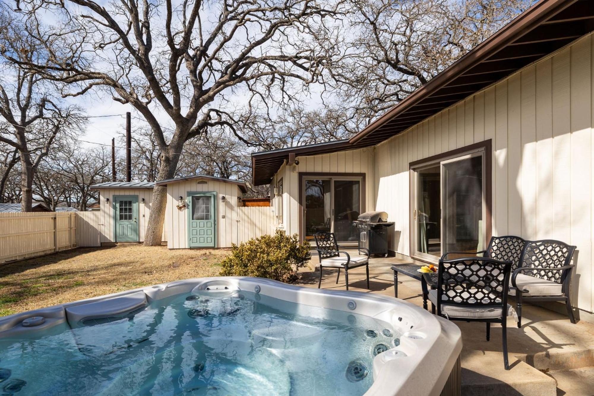 Das Treff Platz- The Gathering Place - Hot Tub! Villa Fredericksburg Exterior photo